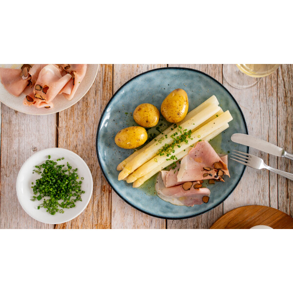 Weißer Spargel mit Trüffelschinken - Weißer Spargel mit Kartoffeln. und Trüffelschinken