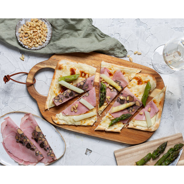 Flammkuchen mit zweierlei Spargel und Trüffelschinken - Flammkuchen mit zweierlei Spargel und Trüffelschinken