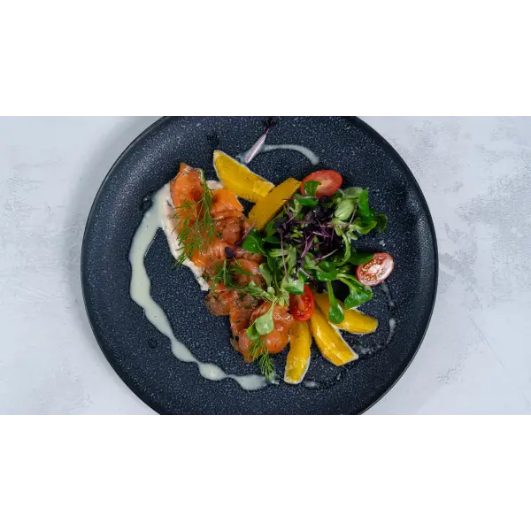 Gebeizter Lachs auf Feldsalat mit French Dressing - Gebeizter Lachs auf Feldsalat mit French Dressing