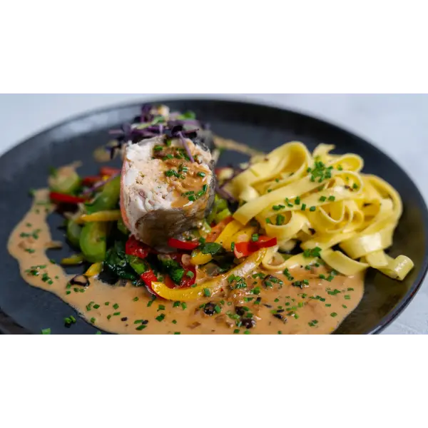 Fischroulade mit Trüffel-Zitronen-Sauce und frischer Pasta - Fischroulade mit Trüffel-Zitronen-Sauce und frischer Pasta