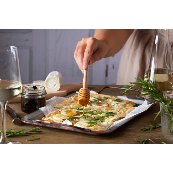 Flammkuchen mit Ziegenfrischkäse und Rosmarin - Flammkuchen mit Ziegenfrischkäse und Rosmarin