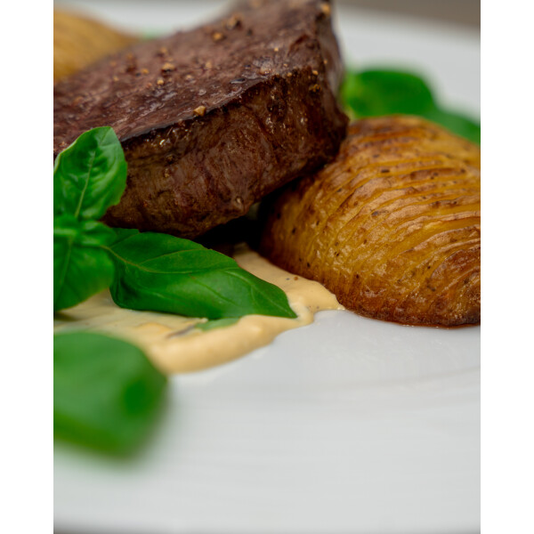 Filetsteak mit Hasselback-Kartoffel und gerüffelter Sauce Hollandaise - 