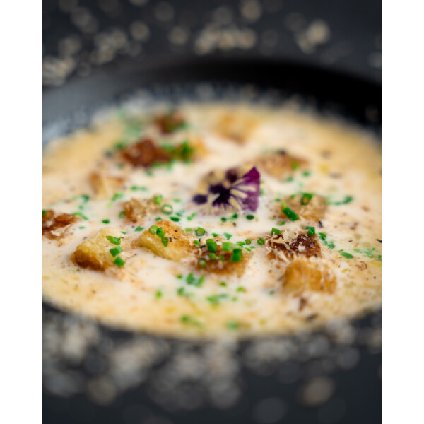 Käse-Lauch-Suppe mit TRÜFFEL BUTTER-Croûtons - 