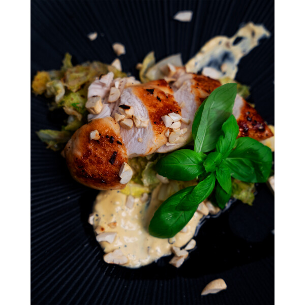 Getrüffelte Hähnchenbrust mit Wirsinggemüse und Cashewcrunch - 