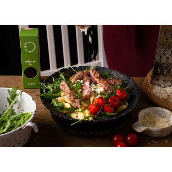 Pasta mit Steakstreifen, Tomaten und Trüffel Öl - 