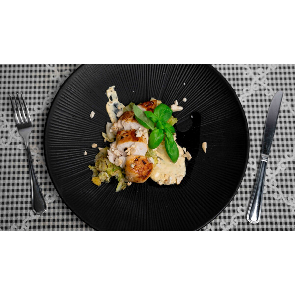 Rezept: Hähnchenbrust getrüffelt mit Wirsing-Gemüse und Cashewcrunch - Hähnchenbrust mit Wirsinggemüse und Trüffel (Rezept)