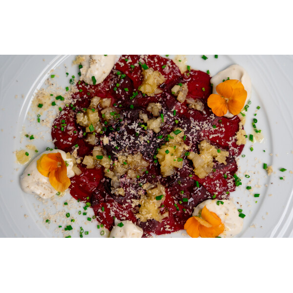Rezept: Rote Bete Carpaccio auf Trüffel-Joghurt-Dip - Rote Bete Carpaccio mit Trüffel-Joghurt-Dip
