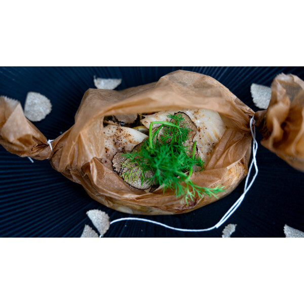 Rezept: Skrei (Winterkabeljau) mit knackigem Gemüse im Pergamentpapier - Rezept Skrei