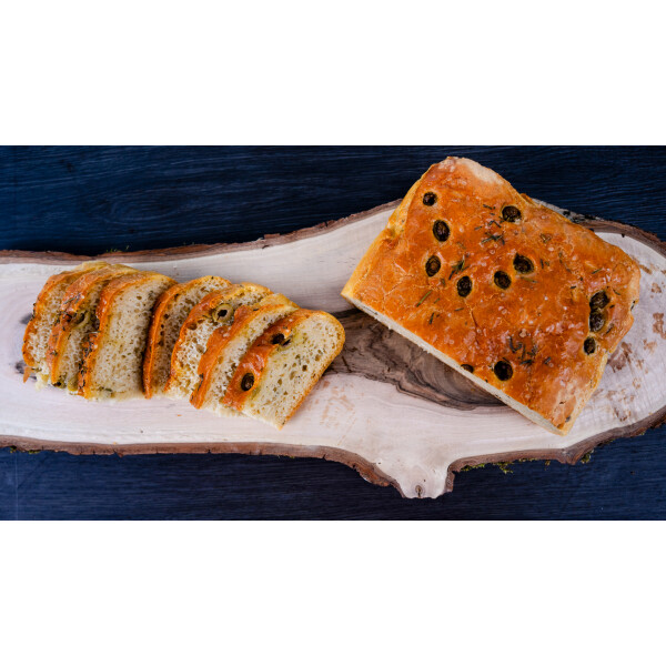 Focaccia mit Oliven, Rosmarin und feiner Trüffelnote - Focaccia Rezept