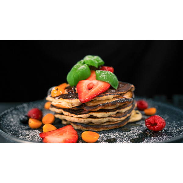 Pancakes mit Trüffel Honig und frischen Beeren - Pancakes mit Trüffel Honig und frischen Beeren